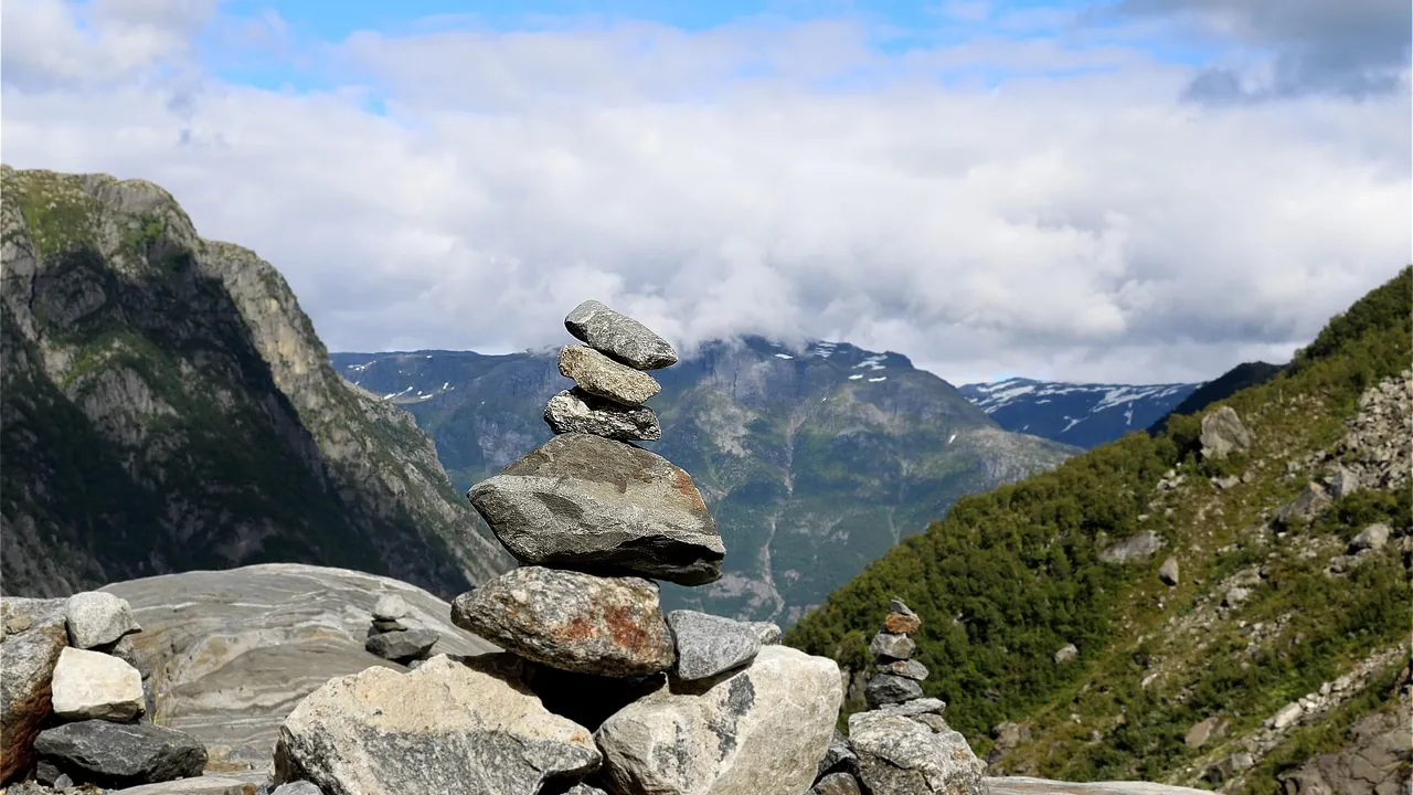 Cairn de pierres empilées sur un sentier de montagne
