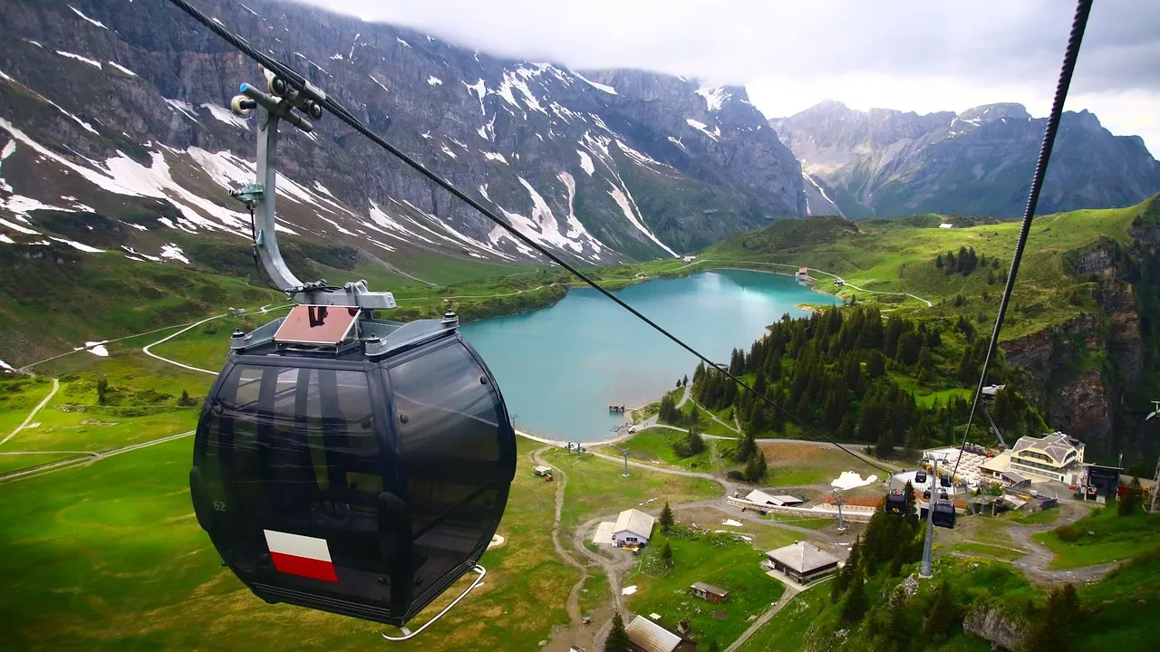 Cabine de téléphérique au-dessus d'un lac de montagne suisse