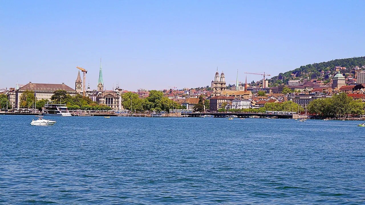 Le lac de Zurich, un bateau et la vieille ville en arrière-plan