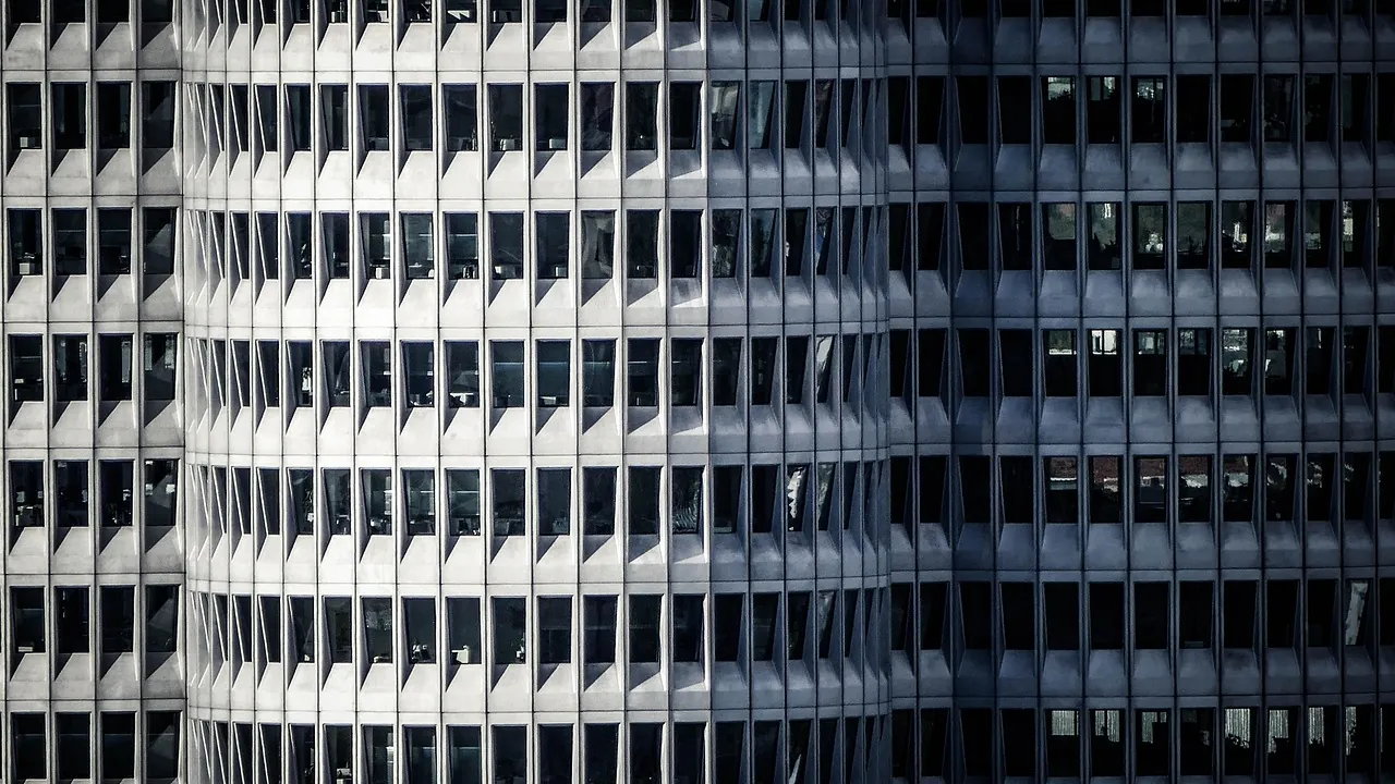 Façade d'immeuble aux fenêtres alignées en damier