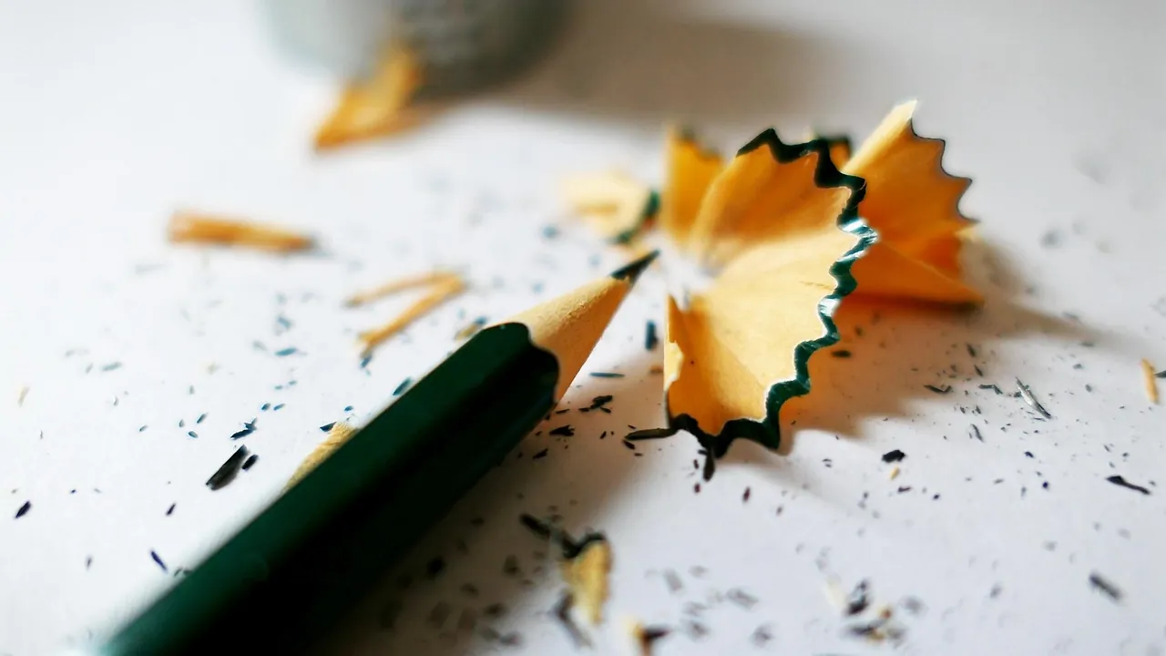 Crayon taillé et copeaux de taille sur un fond clair