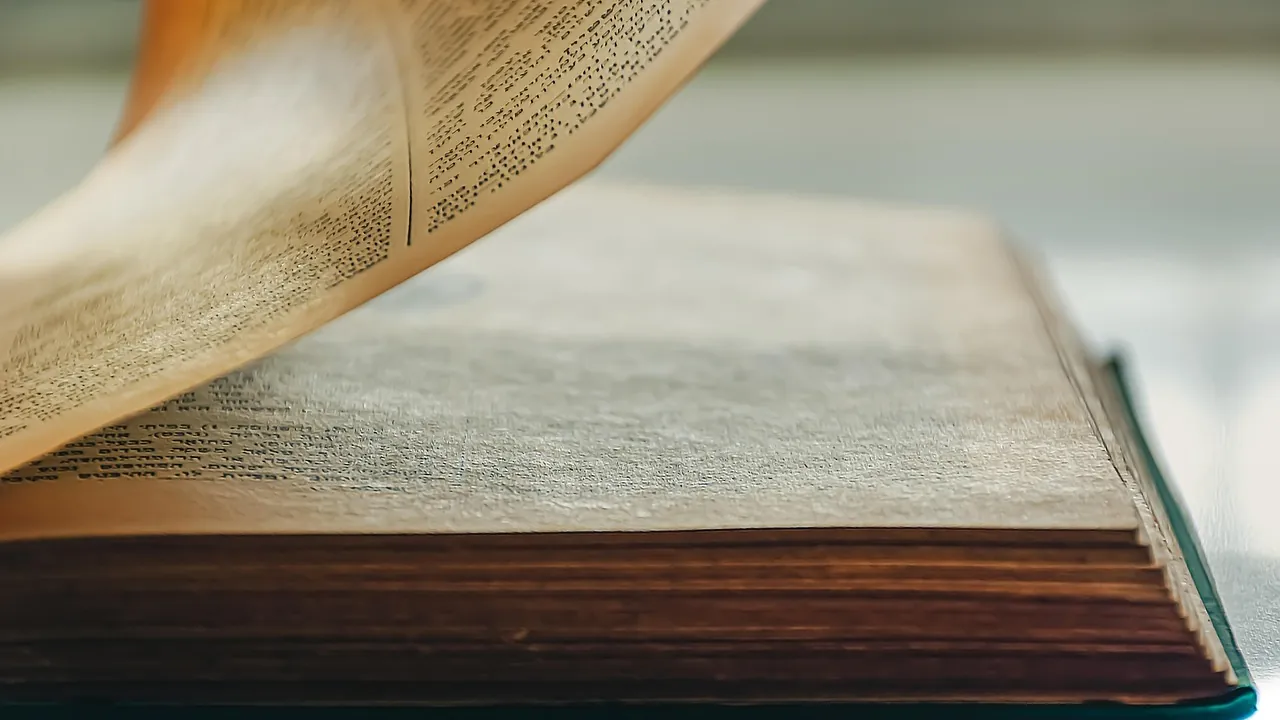 Livre ancien ouvert dont une page se soulève